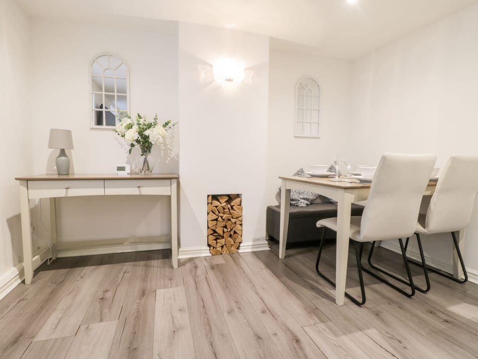 Cottage | Dining