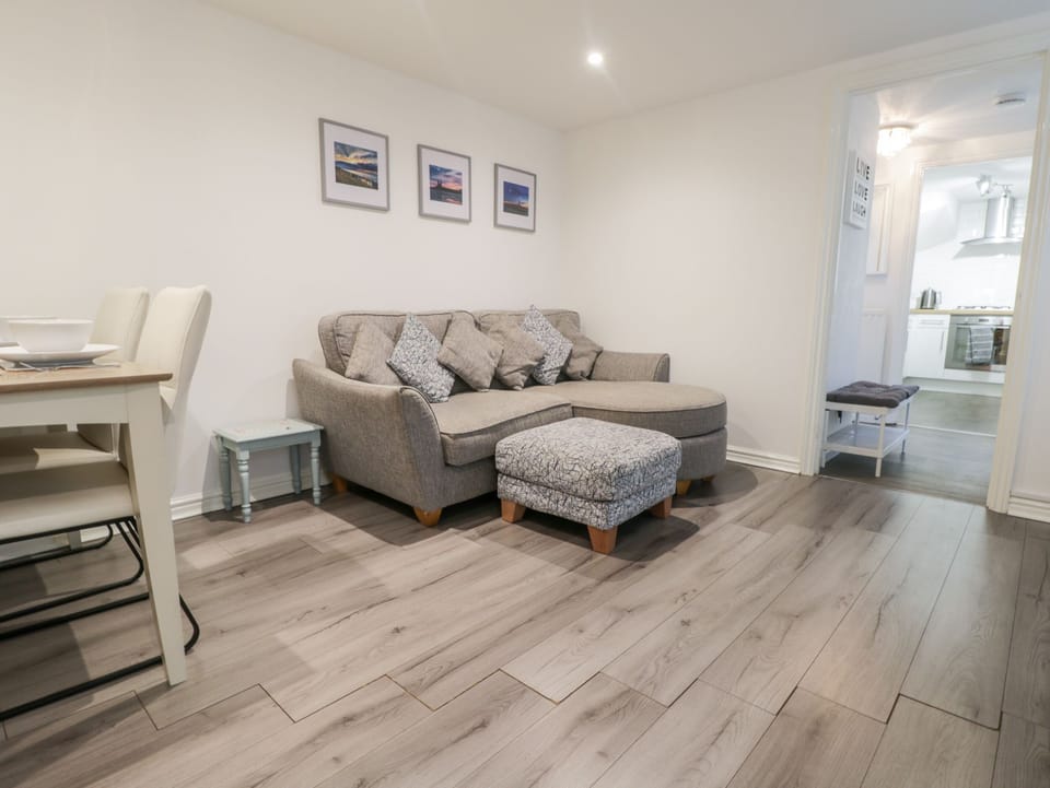 Cottage | Living area | TV