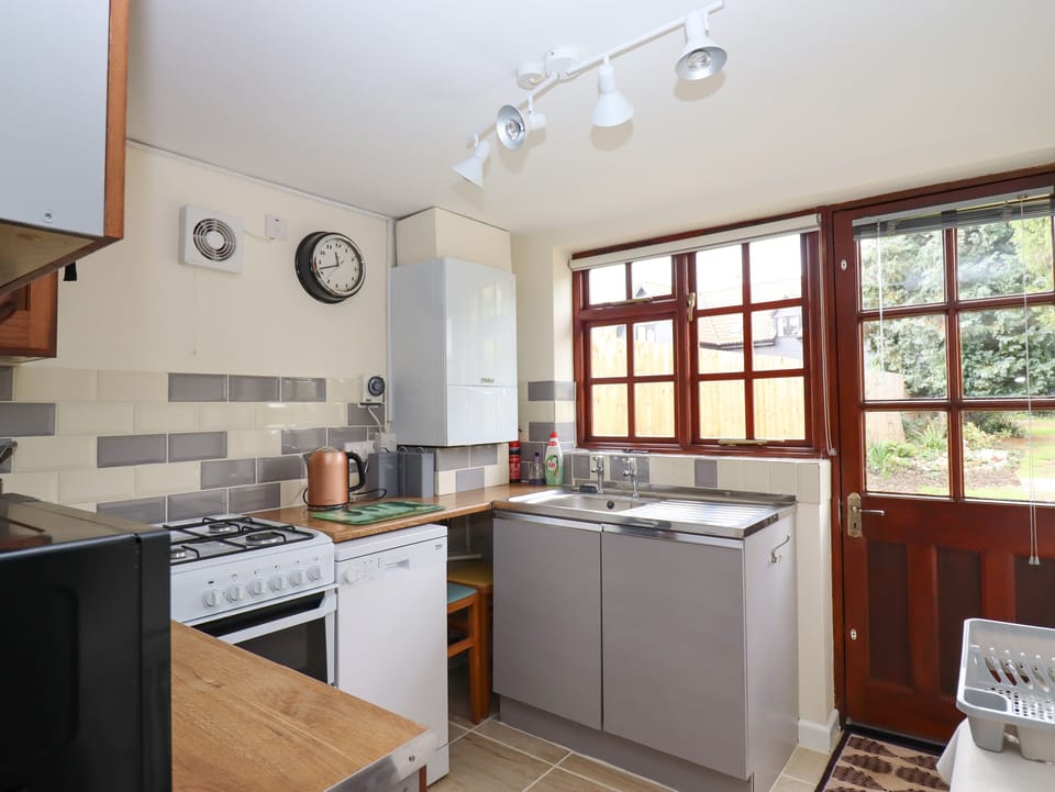 Cottage | Private kitchen | Fridge, microwave, dishwasher, electric kettle