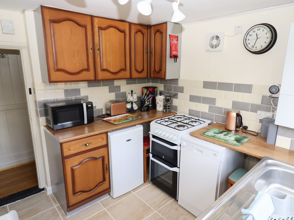 Cottage | Private kitchen | Fridge, microwave, dishwasher, electric kettle