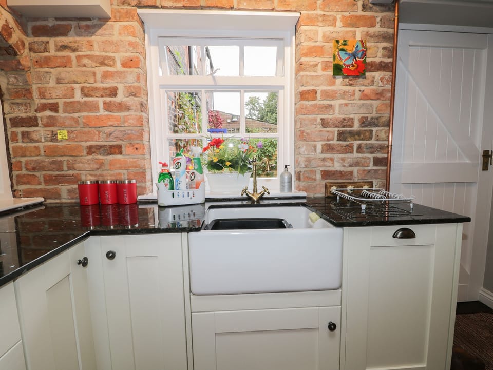 Cottage | Private kitchen | Fridge, dishwasher, electric kettle, toaster