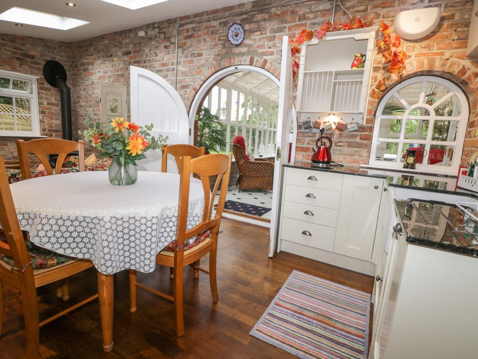 Cottage | Private kitchen | Fridge, dishwasher, electric kettle, toaster