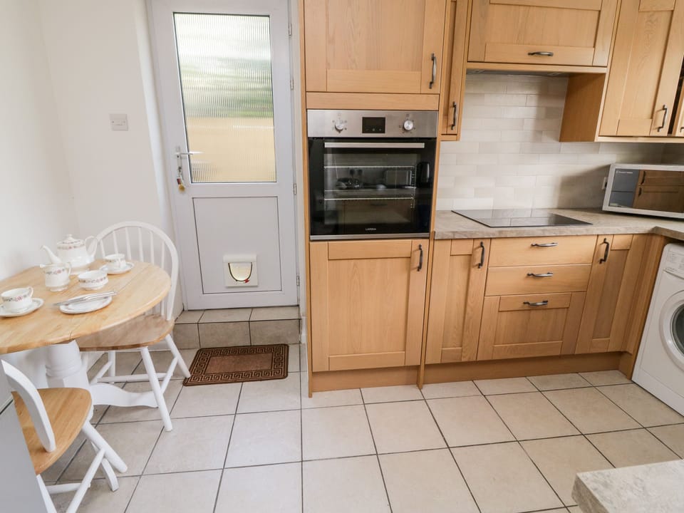 Cottage | Private kitchen | Fridge, microwave, dishwasher, electric kettle
