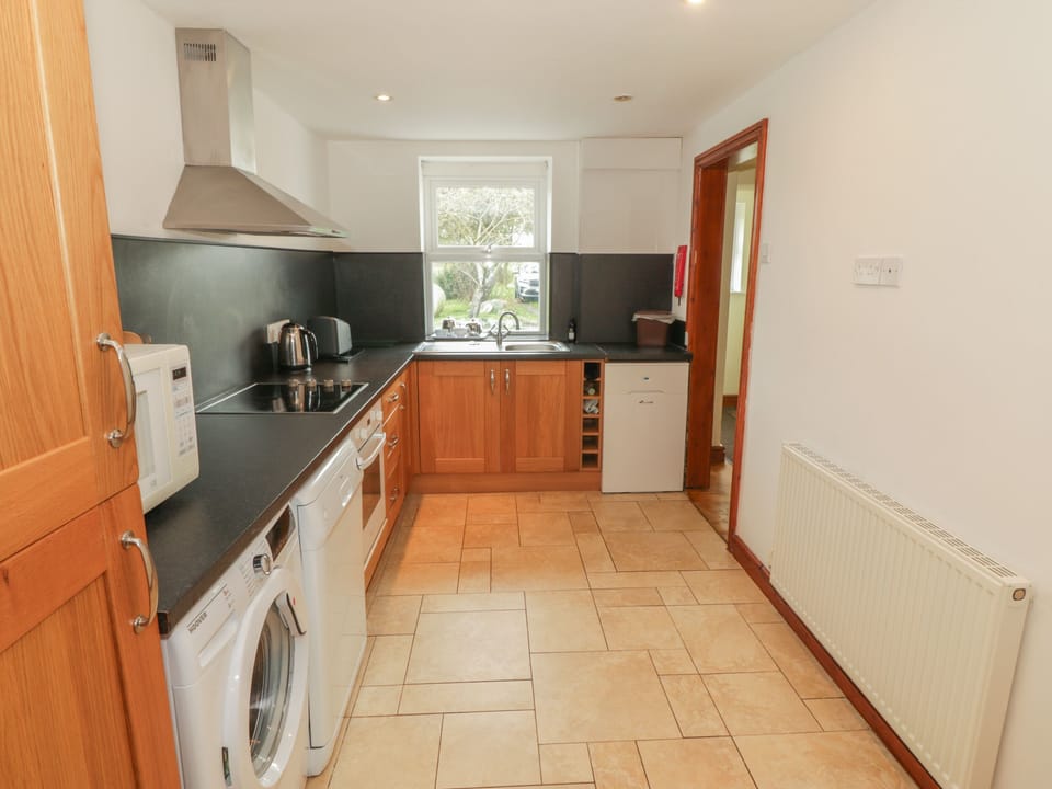 Cottage | Private kitchen | Fridge, dishwasher, electric kettle, toaster