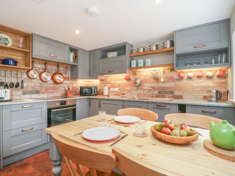 Cottage | Private kitchen | Fridge, microwave, dishwasher, electric kettle