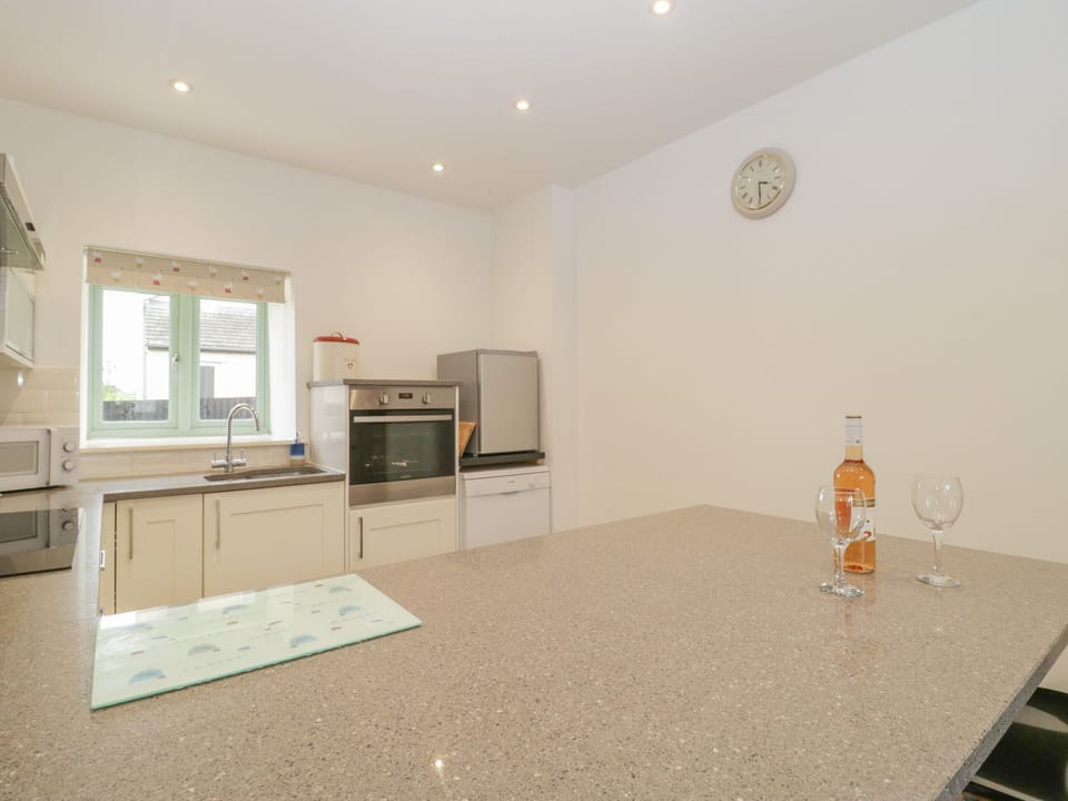 Cottage | Private kitchen | Fridge, microwave, dishwasher, electric kettle