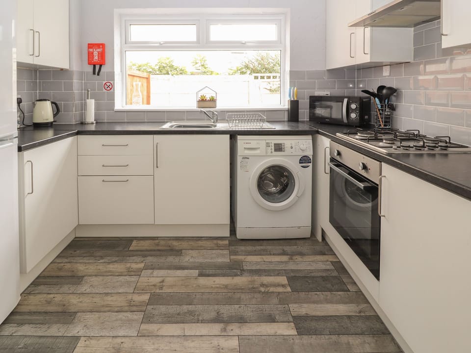 Cottage | Private kitchen | Fridge, electric kettle, toaster, cookware/dishes/utensils