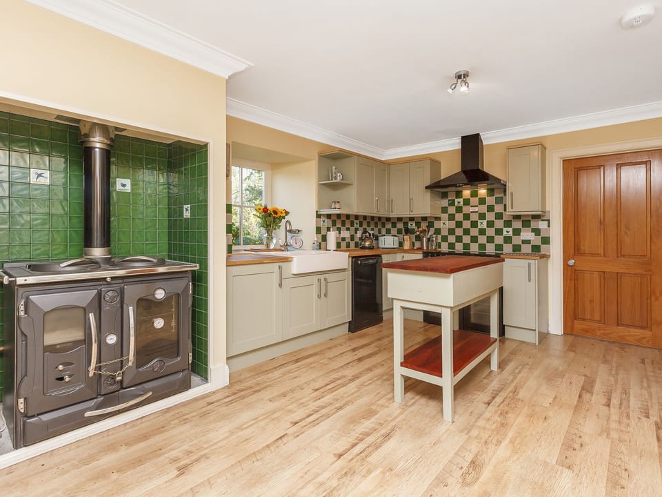 Cottage | Private kitchen | Fridge, dishwasher, electric kettle, toaster