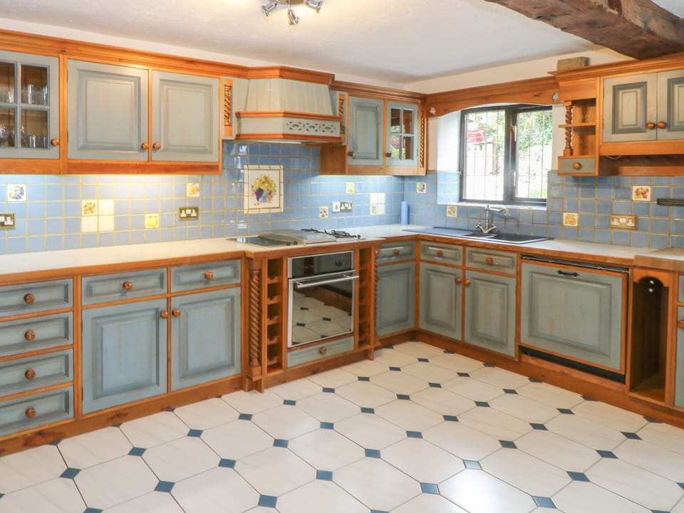 Cottage | Private kitchen | Fridge, dishwasher, electric kettle, cookware/dishes/utensils