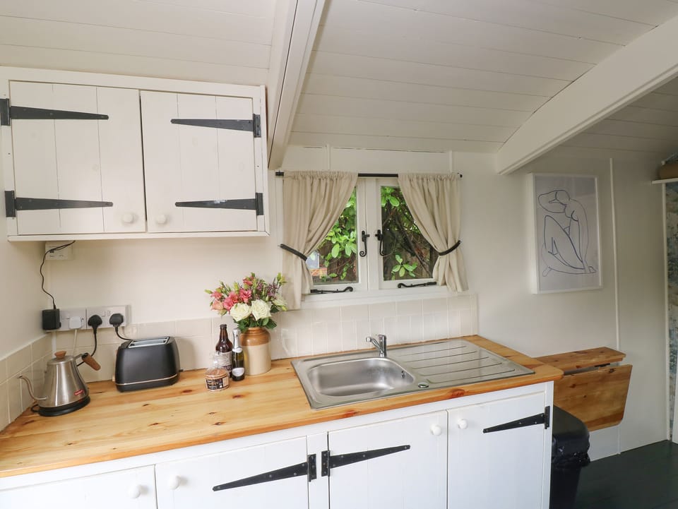 Cottage | Private kitchen | Fridge, electric kettle, toaster, cookware/dishes/utensils