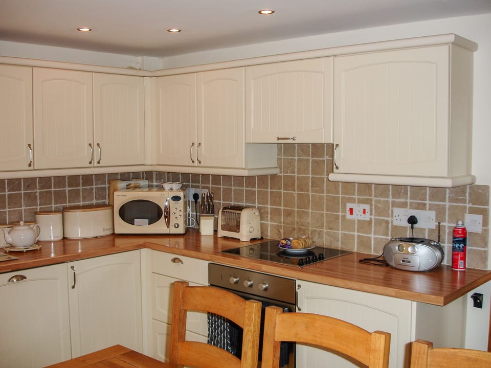 Cottage | Private kitchen | Fridge, dishwasher, electric kettle, toaster