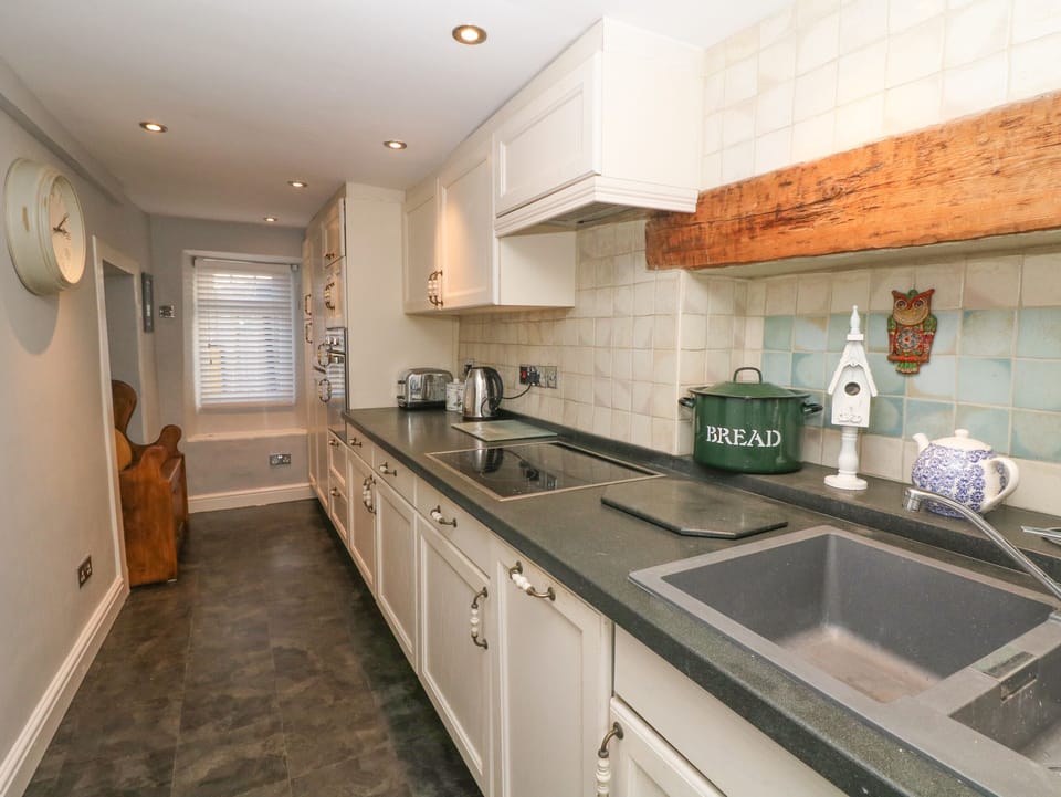 Cottage | Private kitchen | Fridge, dishwasher, electric kettle, cookware/dishes/utensils