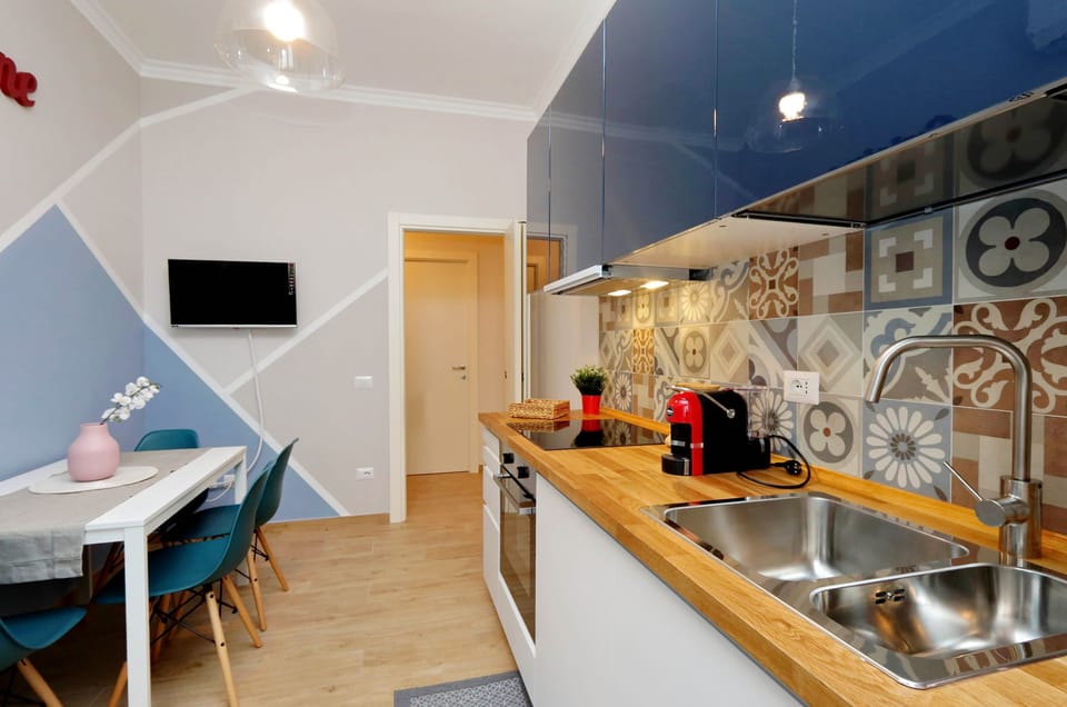 Family Apartment, 3 Bedrooms (The Place to Be) | Private kitchen | Fridge, microwave, oven, stovetop
