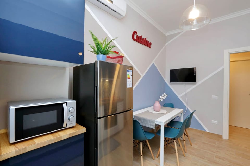 Family Apartment, 3 Bedrooms (The Place to Be) | Private kitchen | Fridge, microwave, oven, stovetop