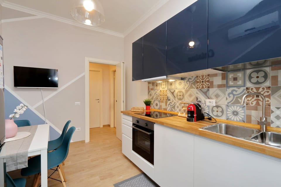 Family Apartment, 3 Bedrooms (The Place to Be) | Shared kitchen | Fridge, microwave, oven, stovetop
