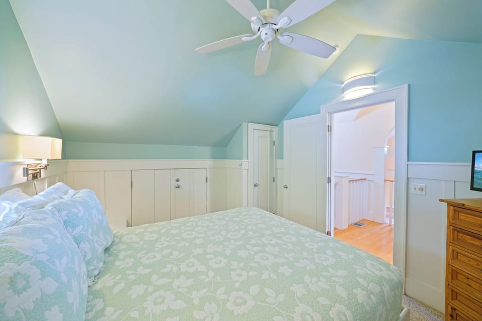 ALTERNATE VIEW OF QUEEN BEDROOM UPSTAIRS