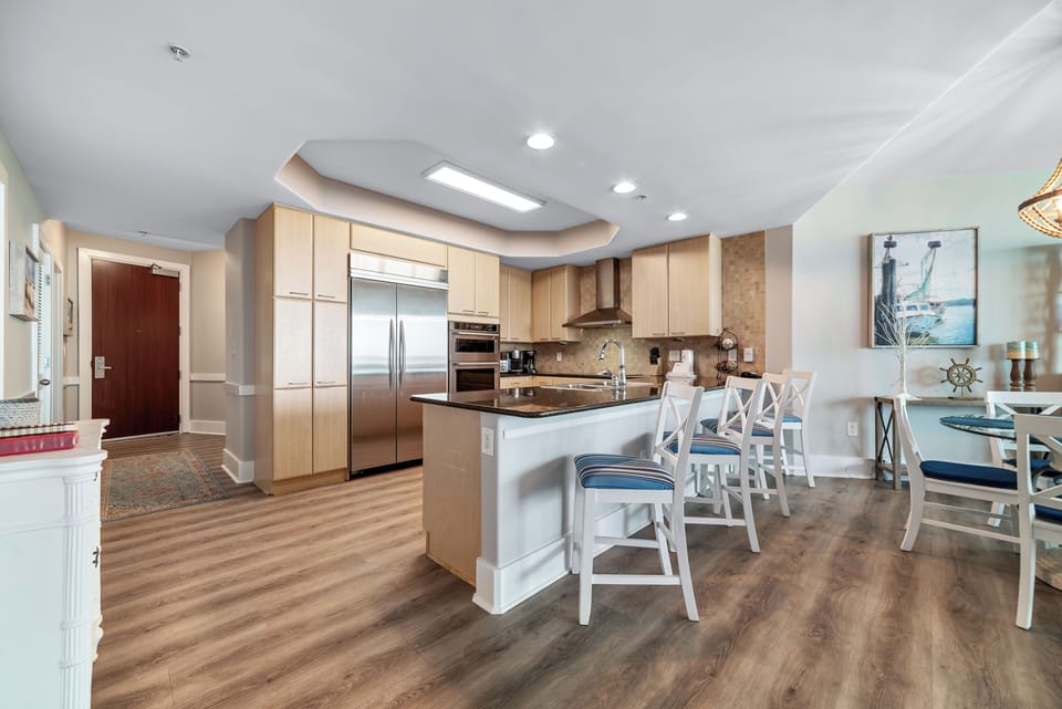 Breakfast bar and kitchen