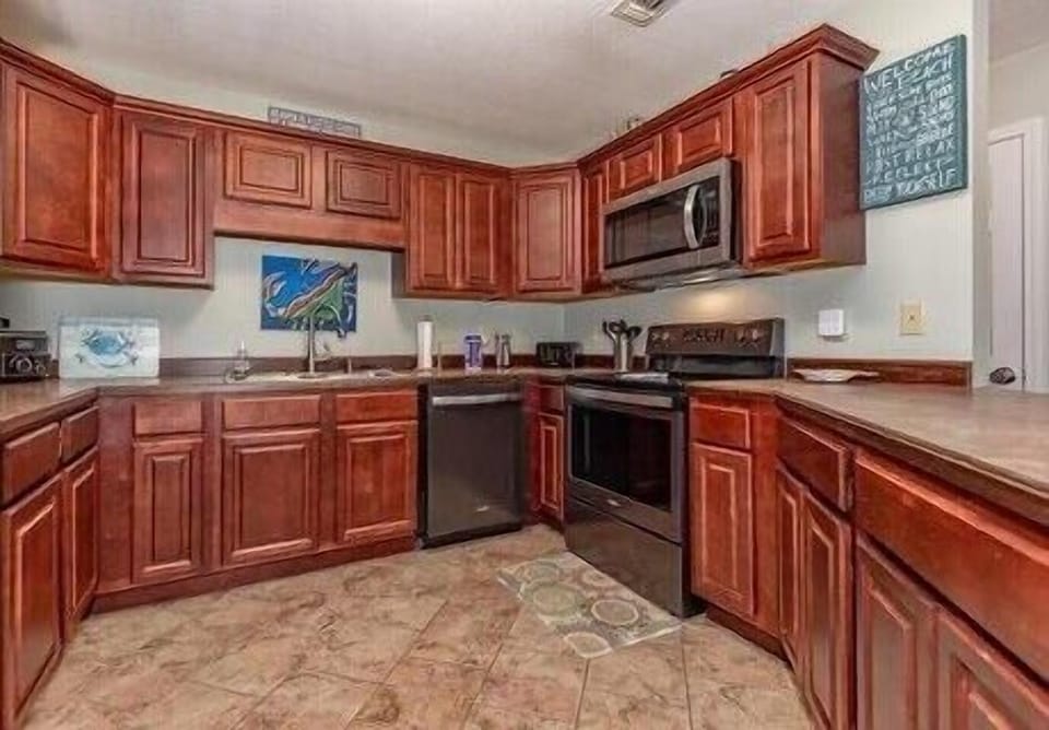 Fully Stocked Cook’s Kitchen, Gumbo pot Roaster Pan, Wok, Griddle, Baking Dishes