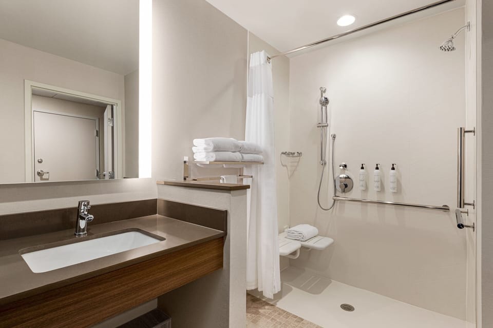 Hydromassage showerhead, free toiletries, hair dryer, towels