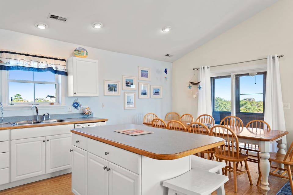 SR412: Hamps Landing l Top Level Dining Area and Kitchen