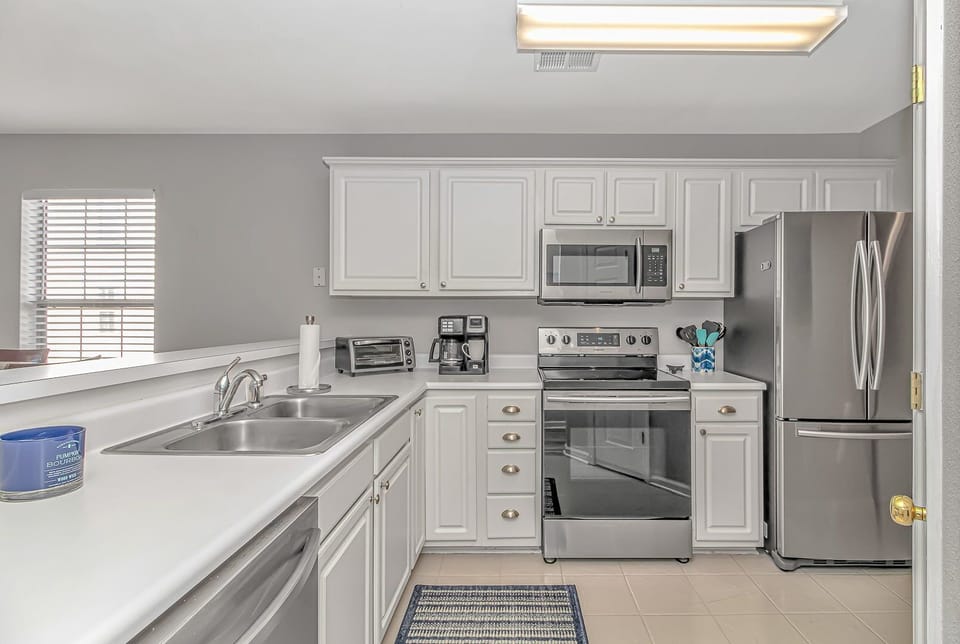 Bright, clean and fully equipped kitchen- just add your food and drinks.
