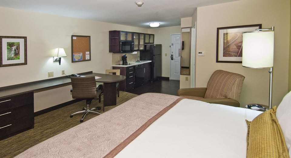 In-room safe, desk, iron/ironing board, rollaway beds (surcharge)