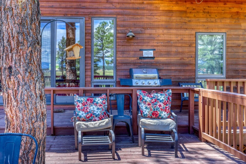 Lovely grilling space on this multi-level deck. Enjoy the wildlife and the abundance of birds while gazing at the San Juan Mountains. Welcome home!