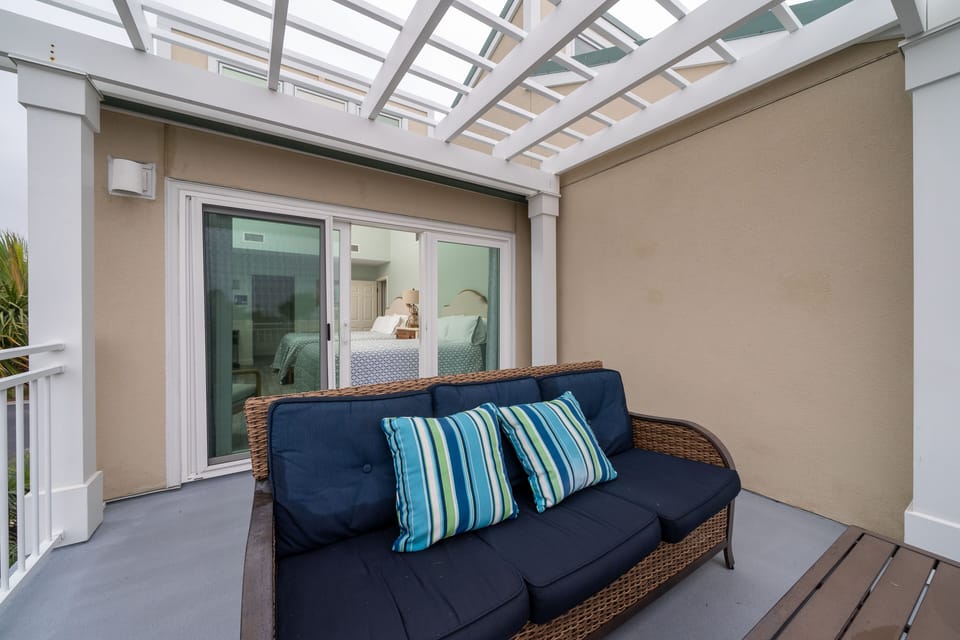 Seating area with access to the bedroom