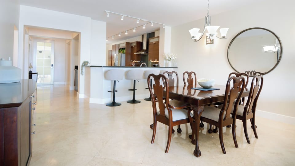 Dining Area & Breakfast Bar