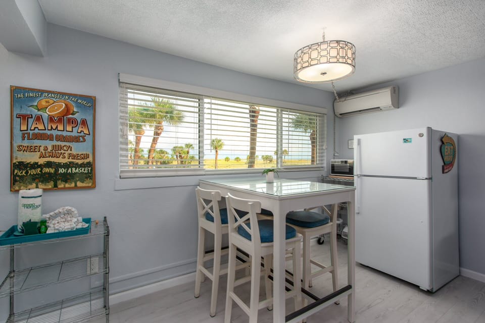 Dining area good for 4 people, merged in the kitchen area