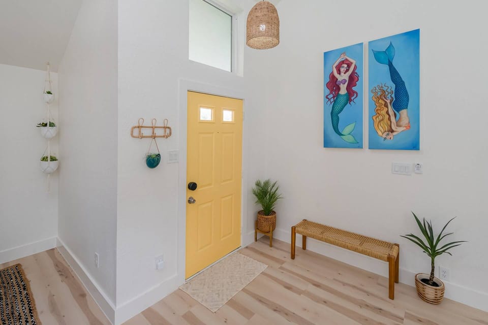 Entryway bench