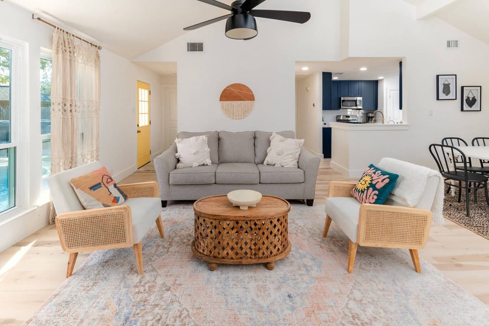 Bright, Open living/dining room space