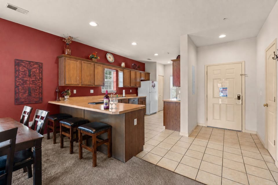 Fully equipped kitchen and dining area