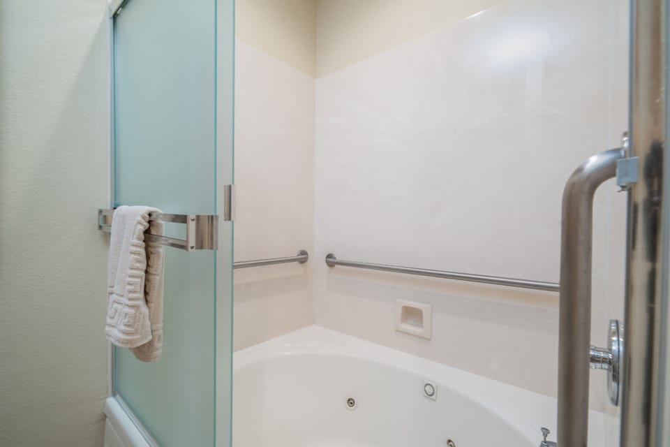 Master Bathroom - Jetted Tub