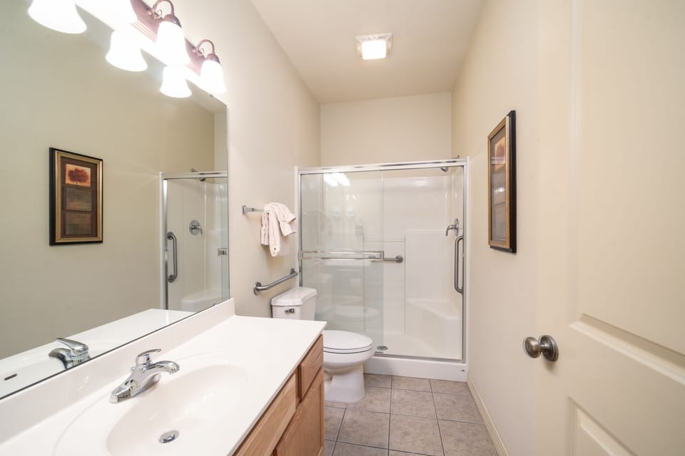 Queen Suite Bathroom