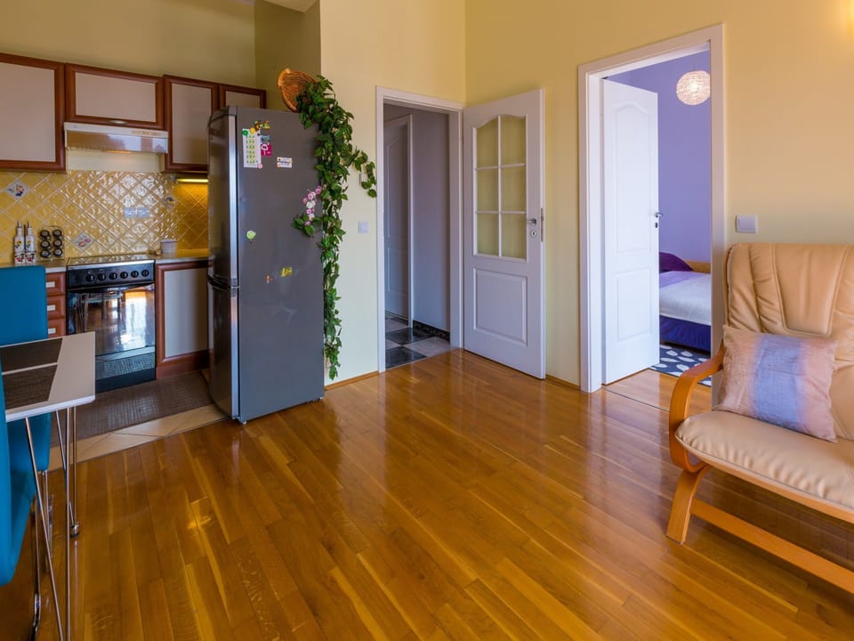 Private kitchen | Fridge, microwave, oven, stovetop