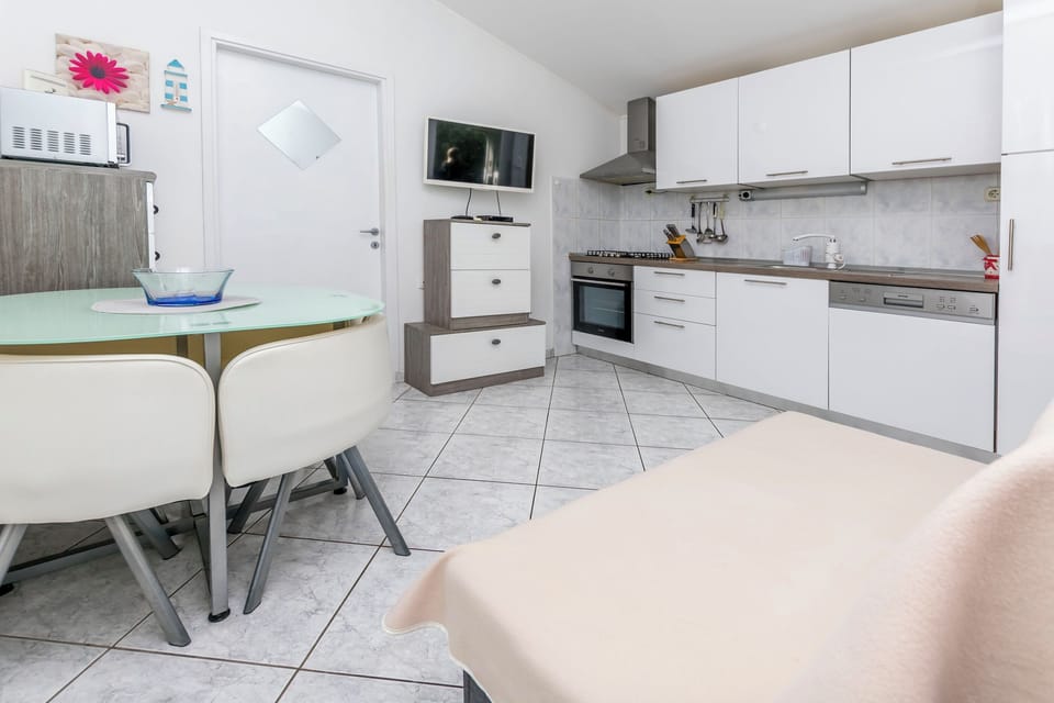 House | Private kitchen | Fridge, microwave, oven, stovetop