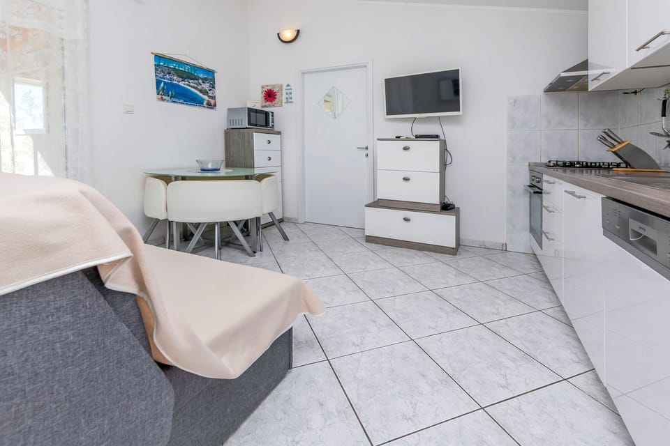 House | Private kitchen | Fridge, microwave, oven, stovetop