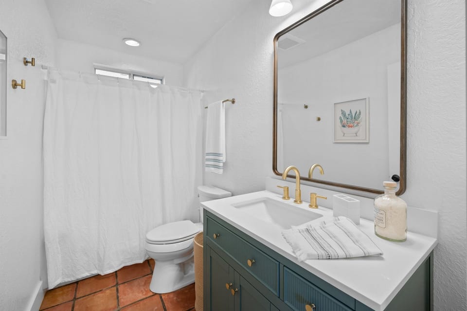 Hall bath with tub