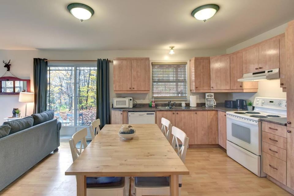 My daughter and I went to stay at this very pretty, modern, and serene unit to get away from the city and enjoy some peace. This is exactly what we did! The unit was as described in the ad and more so as the atmosphere was calming and beautiful.