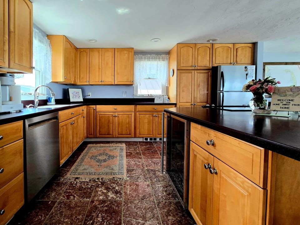 Fully appointed kitchen with wine cooler