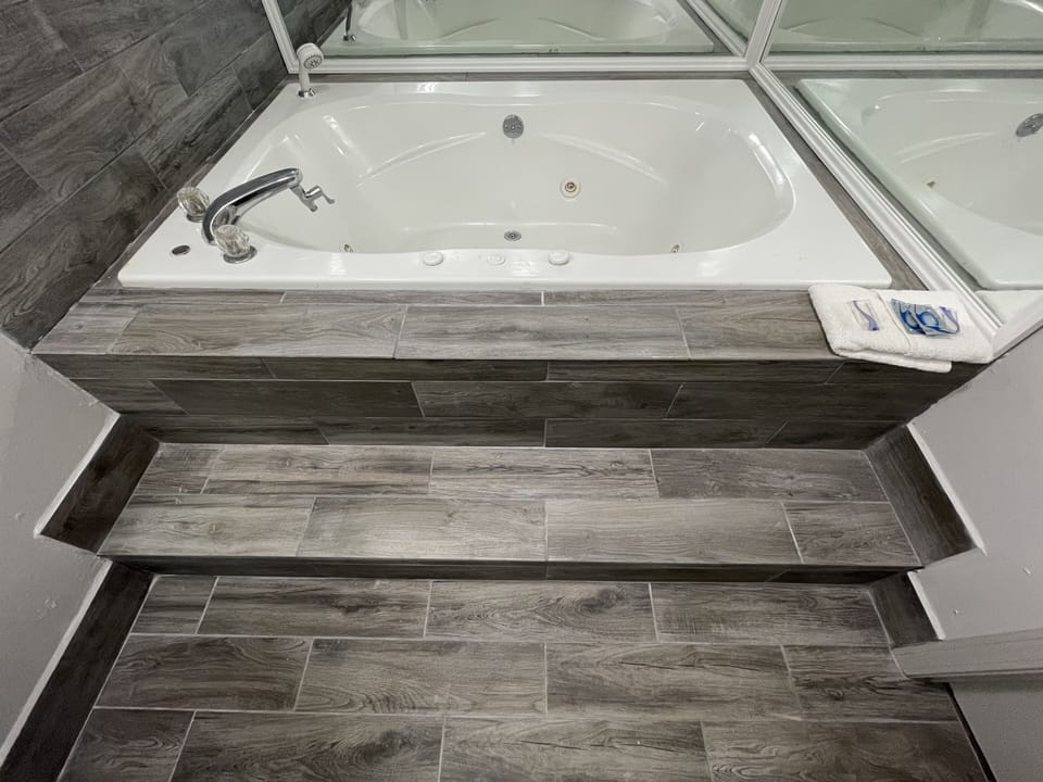 Room, 1 King Bed, Non Smoking, Jetted Tub | Bathroom | Combined shower/tub, free toiletries, towels