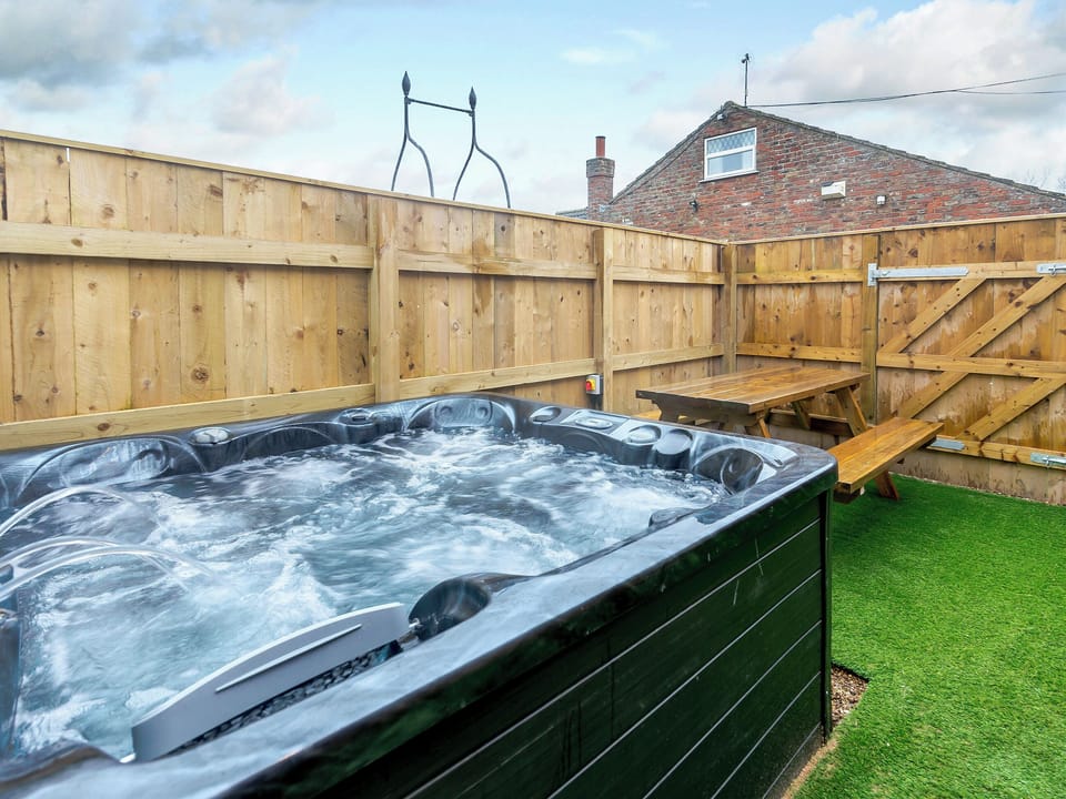 Hot tub | Farriers Lodge, Brandesburton, near Driffield