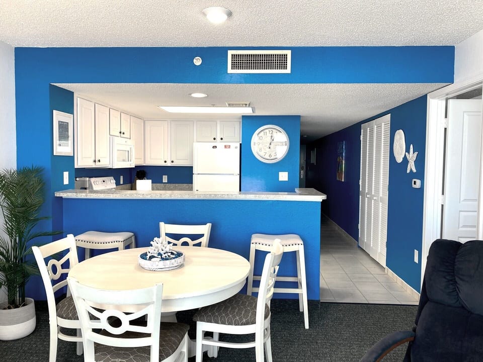 Dining table, bar stools, and a full kitchen equipped with everything you need.
