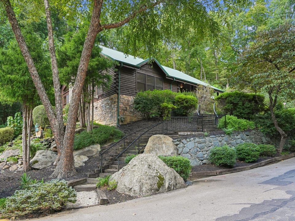Highpoint Escape by Jackson Mountain Rentals Cabin in Gatlinburg