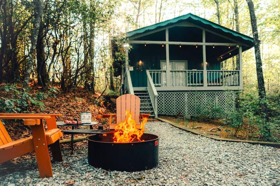 Romantic Adohi tiny cabin - modern boho retreat close to Helen. Exterior view