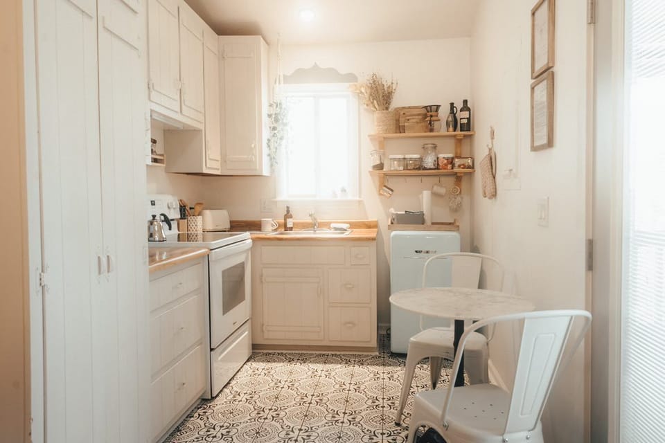 Fully stocked kitchen - microwave, oven, toaster, pour over coffee maker