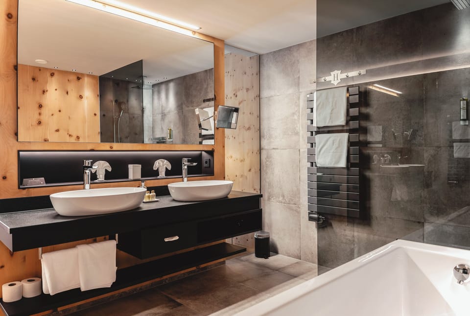 Superior Room, Terrace, Mountain View (Spieljoch) | Bathroom | Shower, rainfall showerhead, free toiletries, hair dryer