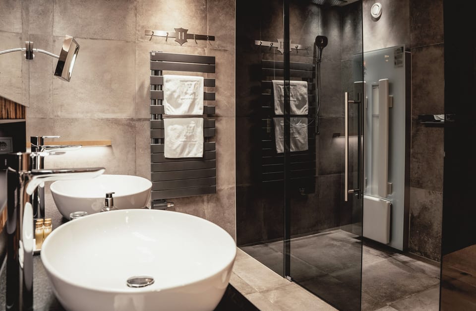 Superior Room, Terrace, Mountain View (das Besondere) | Bathroom | Shower, rainfall showerhead, free toiletries, hair dryer