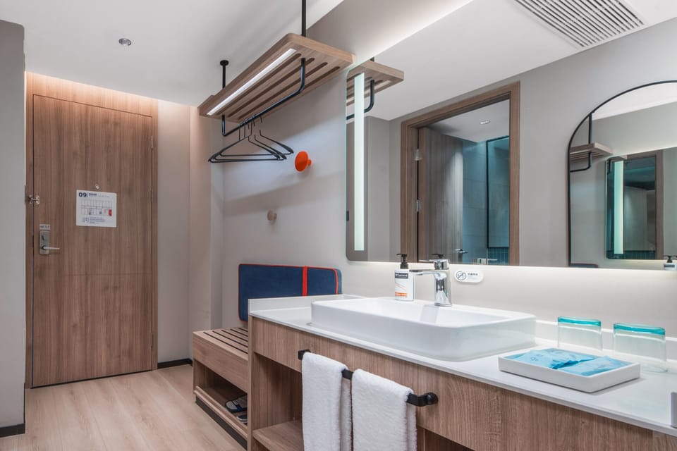 Standard Room, 1 King Bed, Accessible | Bathroom | Shower, hydromassage showerhead, free toiletries, hair dryer